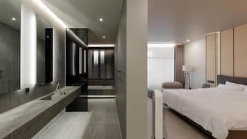 GRAND TERRACE SUITE-KING (include B.F & Heated Pool) | Bathroom | Hair dryer, slippers, towels, shampoo