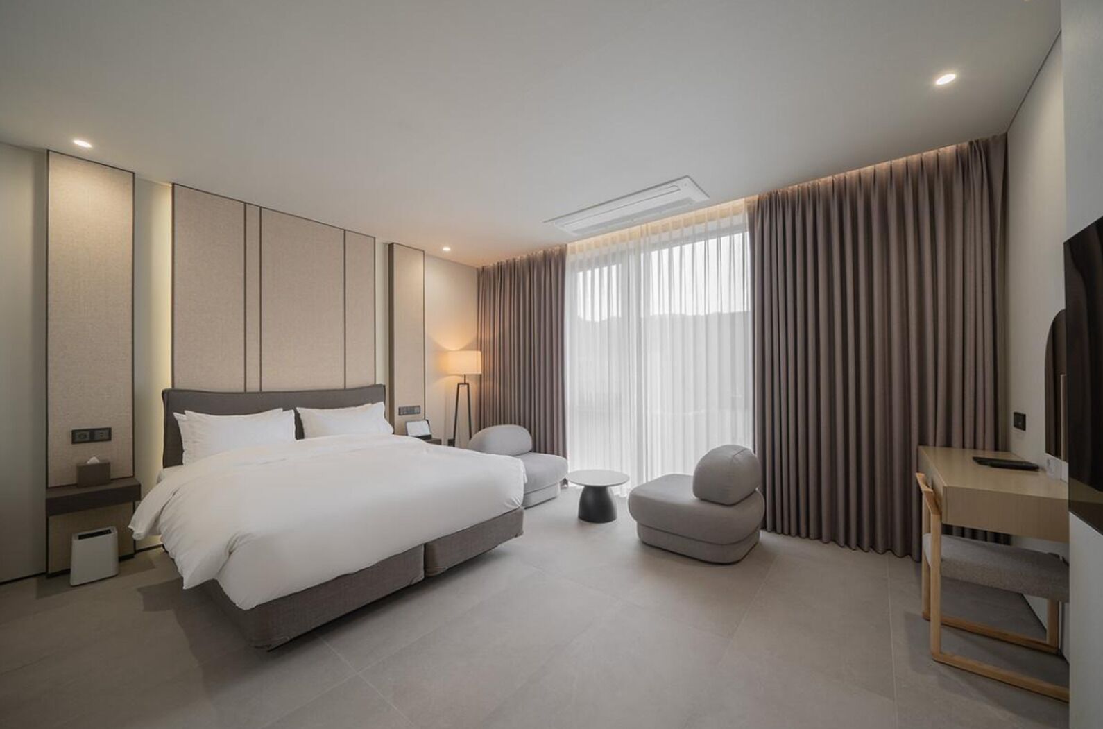 GRAND PREMIER-KING (include B.F & Heated Pool) | Safe på rommet, blendingsgardiner, lydisolert og wi-fi (inkludert)