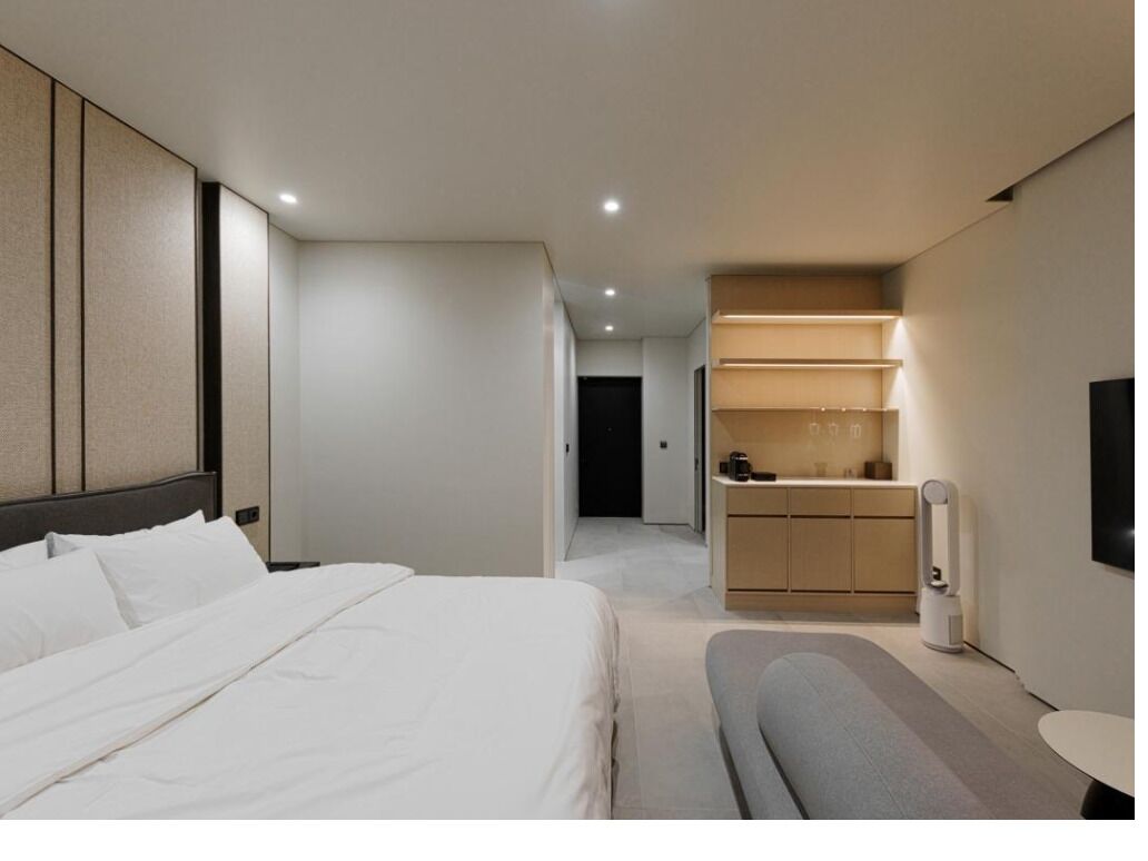 TERRACE SUITE-KING (include B.F & Heated Pool) | Safe på rommet, blendingsgardiner, lydisolert og wi-fi (inkludert)