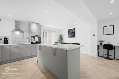 Modern & Spacious 3Bedroom property, 0.7 miles from Ethiad stadium & Co-Op Live