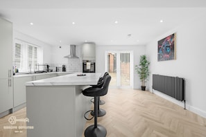 Jääkaappi, mikroaaltouuni, uuni, liesi