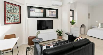 Forest Lodge - GLE18 Upper Road - Groovy Studio in Forest Lodge Near Glebe Cafes Harbourside Walks