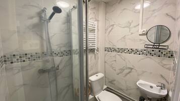 Een haardroger, handdoeken, zeep, shampoo