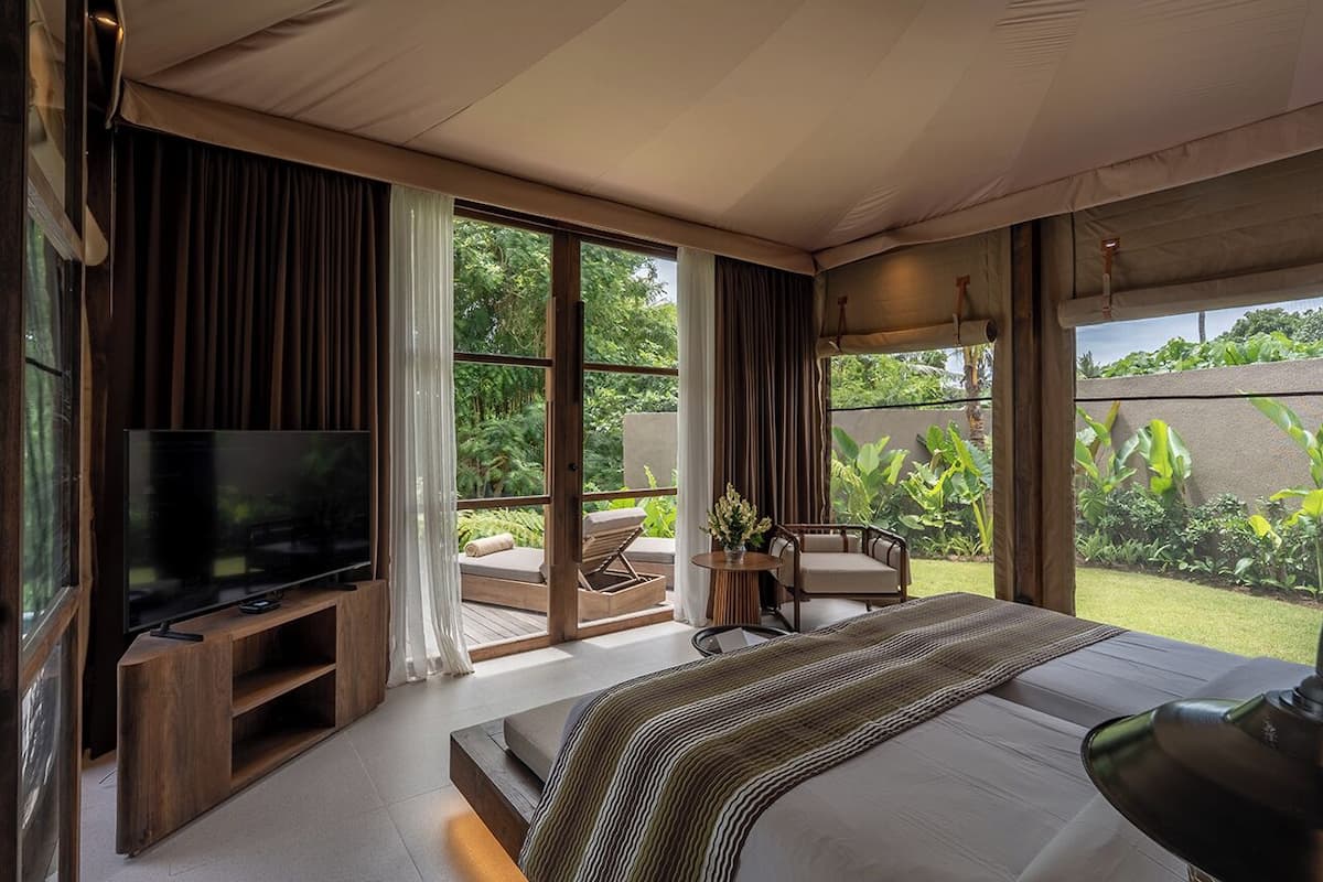 Two Bedroom Riverfront Pool Tent | 浴室 | 獨立浴缸及淋浴設備、雨淋花灑、名牌梳洗用品、風筒