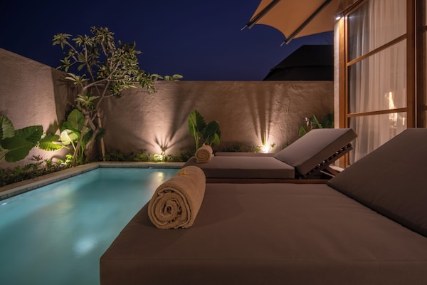 Piscine extérieure, chaises longues