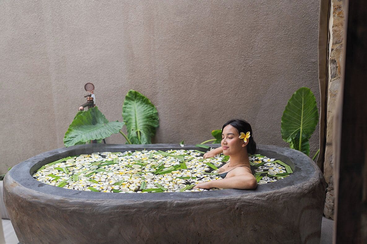 Telttamajoitus (One Bedroom Garden Pool Tent) | Kylpyhuone | Erillinen kylpyamme ja suihku, sadesuihkupää, designer-hygieniatuotteet