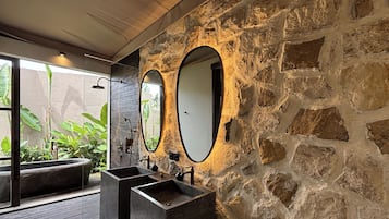 Two Bedroom Riverfront Pool Tent | Kamar mandi | Bathtub dan shower terpisah dan pancuran hujan