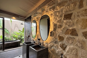 Two Bedroom Riverfront Pool Tent | Bilik Mandi | Tab mandi dan pancuran berasingan, hulu semburan mandi hujan