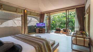 Un dormitorio con una cama, un televisor y vistas al exterior.