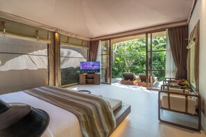 Une chambre à coucher avec un lit, une télévision et une vue sur l’extérieur.