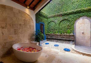 Villa, 4 habitaciones, alberca privada | Baño | Secadora de cabello y toallas 