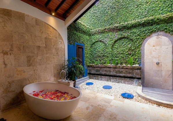 Villa, 4 habitaciones, alberca privada | Baño | Secadora de cabello y toallas 