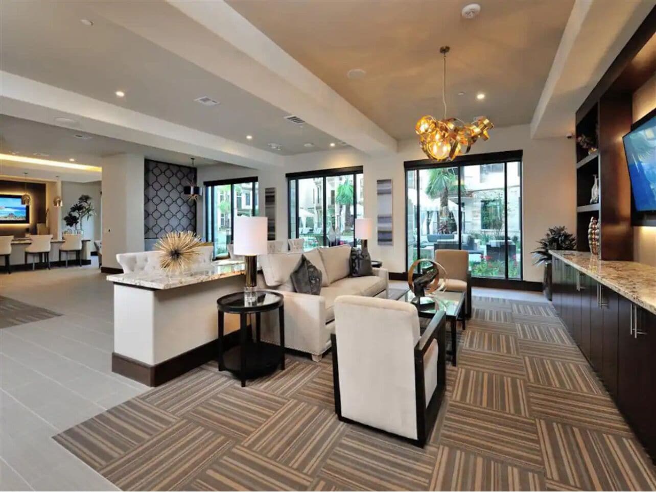  NEW!Charming 2-bedroom 2-bath apartment with pool view.1 mile from NRG stadium