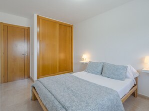 2 bedrooms, desk, Internet