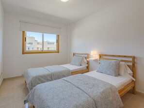 2 bedrooms, desk, Internet