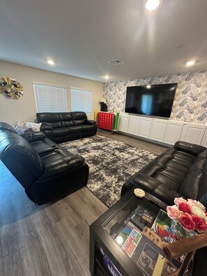 Interior - Spacious 5-bedroom house with AC, WiFi and beautiful pool in fantastic Coachella (Coachella)