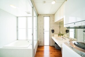 Hiustenkuivaaja, pyyhkeet, saippua, sampoo