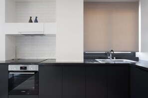 Kjøleskap, mikrobølgeovn, ovn og kokeplater