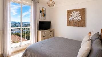 2 bedrooms, iron/ironing board, travel cot, free WiFi