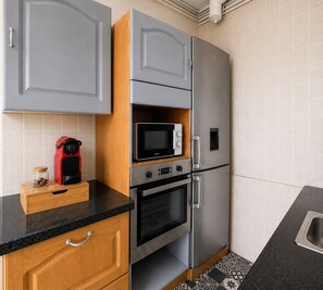 Wasserkocher mit Kaffee-/Teezubehör, Kühlschrank, Mikrowelle, Ofen