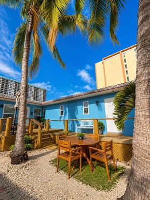 Outdoor dining - Private Catalina Beach Compound • Steps to Sand (Hollywood)