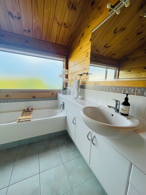 Hair dryer, towels, soap, shampoo - Been2Bs @ Hawera (Hāwera)