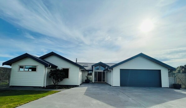 Exterior - Been2Bs @ Hawera (Hāwera)