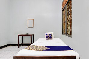 Laptop workspace, free WiFi, bed sheets