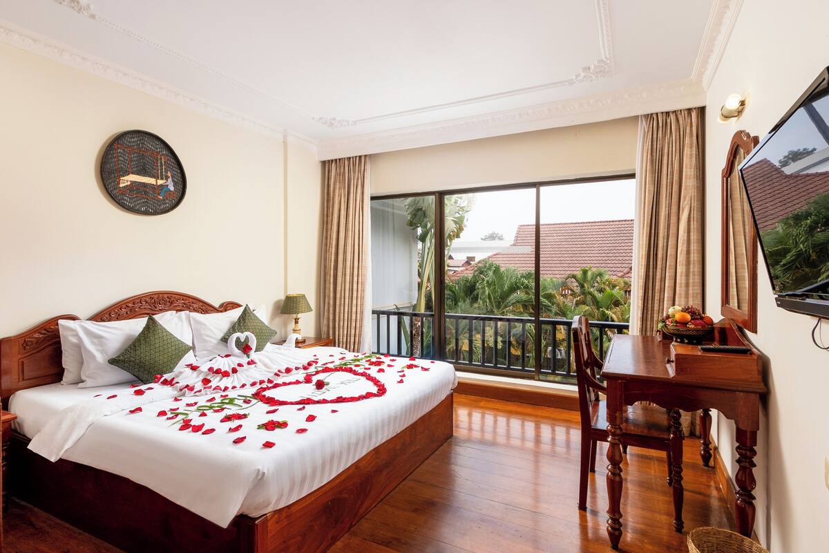 Premium bedding, minibar, in-room safe, desk