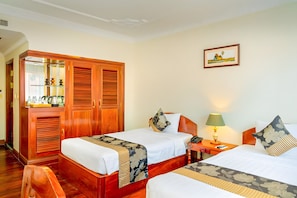 Combined shower/tub, rainfall showerhead, free toiletries, hair dryer - YASODHARAPURA RESIDENCE (Siem Reap)