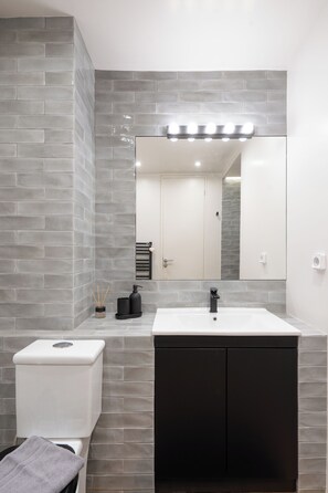 Hair dryer, towels, soap, shampoo - Plaka Bliss - Terrace with Acropolis View  (Athina)