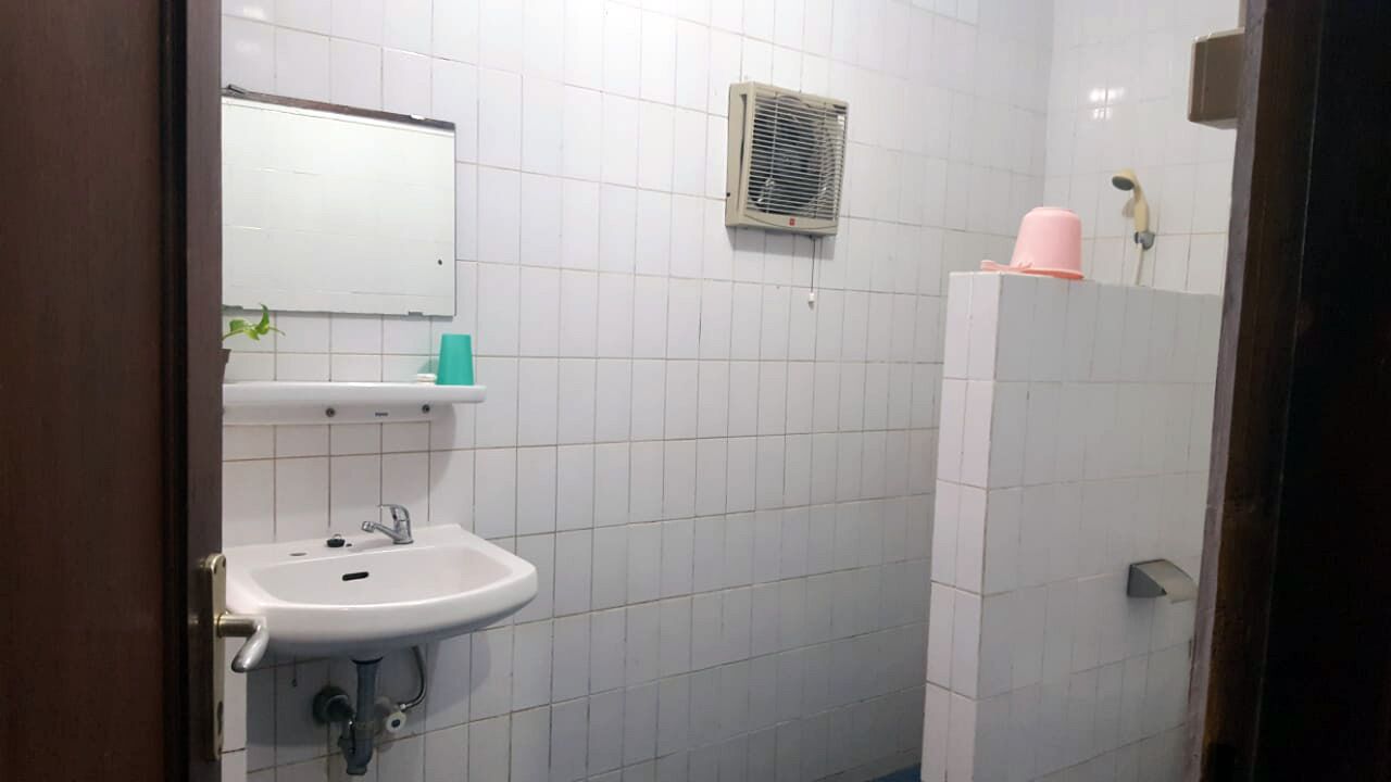 Une salle de bain avec un lavabo blanc, un miroir et une douche.