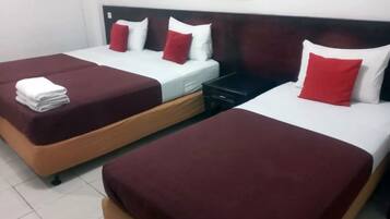 Basic-værelse til 3 personer - ikke-ryger | Skrivebord, gratis Wi-Fi