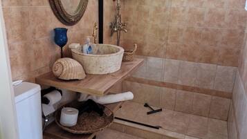 Sèche-cheveux, serviettes fournies, savon, papier toilette