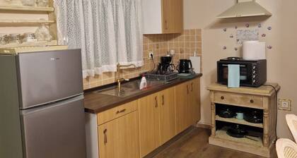 Cozy cottage with 1 bedroom and WiFi, AC in amazing Attiki near the beach 800mt