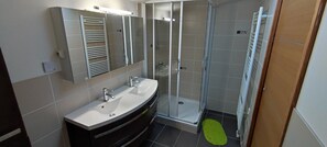 Een douche, een haardroger, toiletpapier