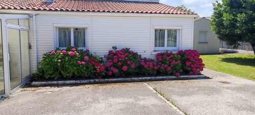 Gîte 6 personnes dans un écrin de verdure.
