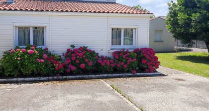 Gßte 6 personnes dans un écrin de verdure.