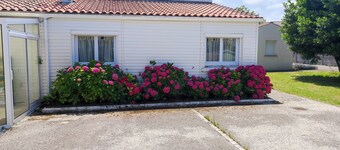 Gîte for 6 people in a green setting.