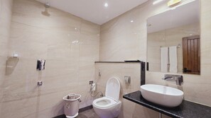 シャワー、タオル、石鹸、シャンプー