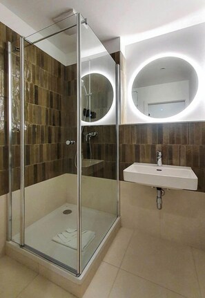 Appartement, 1 grand lit, non-fumeur | Salle de bain | Douche, séchoir à cheveux, serviettes fournies, savon