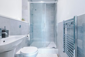 Shower, towels, soap, shampoo - Modern Apartment in Salford Quays With Balcony That Offers Stunning River-Views (Salford)