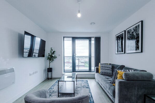 Smart TV - Modern Apartment in Salford Quays With Balcony That Offers Stunning River-Views (Salford)