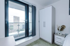 2 habitaciones, tabla de planchar con plancha, wifi y ropa de cama