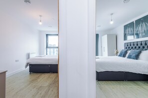 2 bedrooms, iron/ironing board, WiFi, bed sheets - Modern Apartment in Salford Quays With Balcony That Offers Stunning River-Views (Salford)