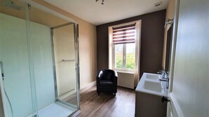 House | Bathroom - Majestic Holiday Home in Clesse With Garden (Clessé)