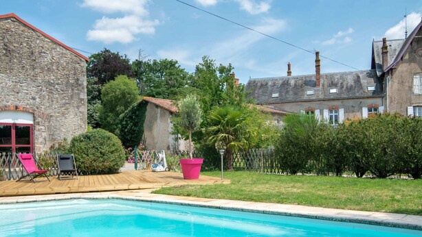 Pool - Majestic Holiday Home in Clesse With Garden (Clessé)