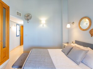 3 bedrooms, desk, Internet