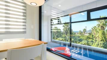 Phòng đôi Deluxe, nhiều giường, hồ bơi riêng, quang cảnh biển | Khu vực ăn uống tại phòng