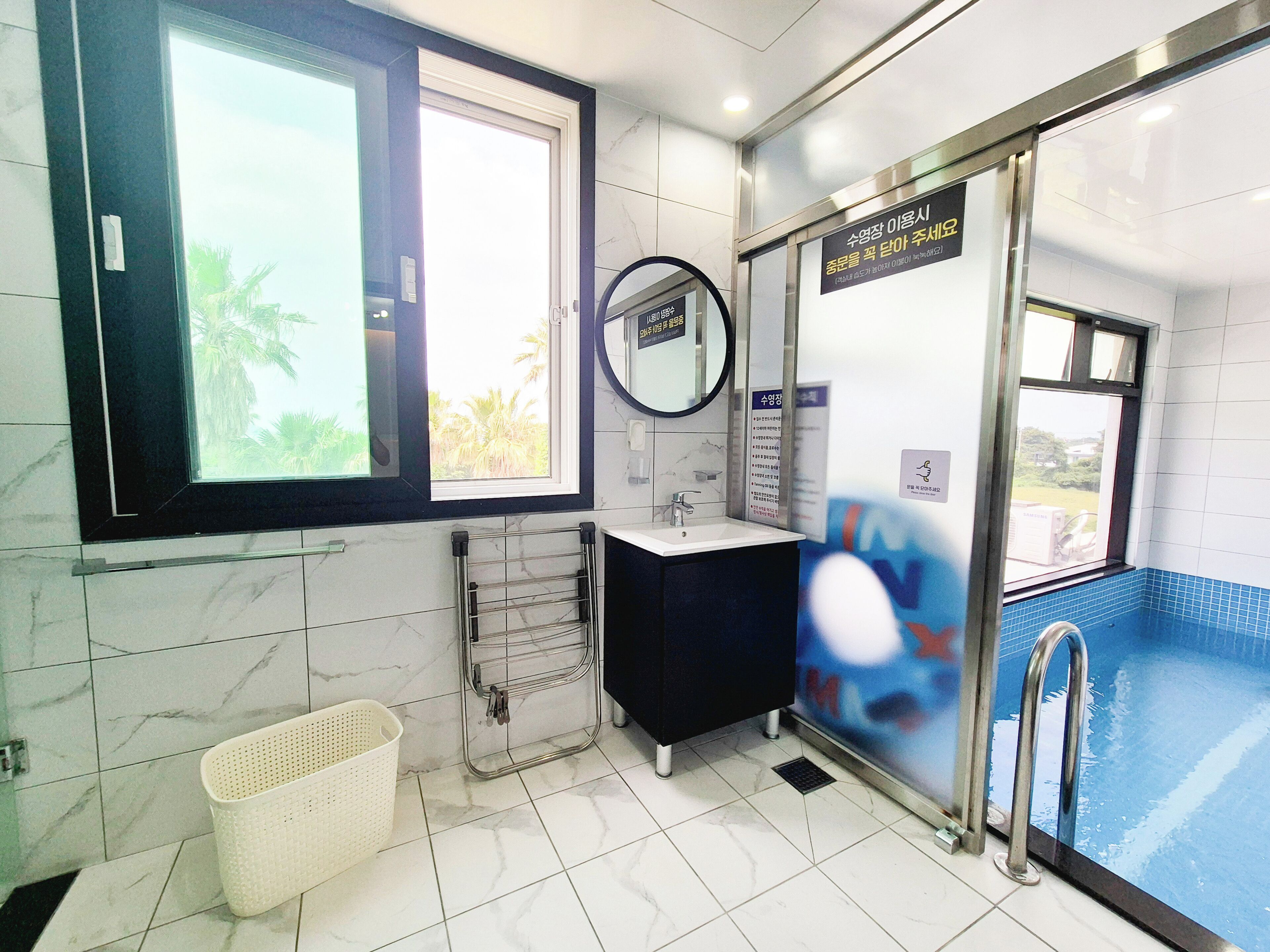 Deluxe dubbelrum - flera sängar - privat pool - havsutsikt | Badrum | Dusch, gratis toalettartiklar, hårtork och golvvärme